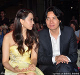 组图：伊能静翘腿露底全不知 热贴胡雪桦放电