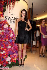 组图：汪圆圆斜肩礼服大方 Rosemary秀性感