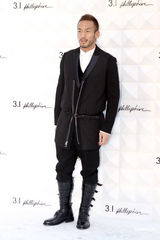 组图：马艳丽爱戴捧场时装秀 偶遇球星中田英寿