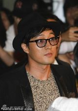 组图：苏志燮釜山公开对话 黑框镜配礼帽人气旺