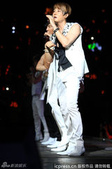 高清组图：神话上海演唱会晒肌肉后抱秀亲密