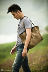 组图：李东学夏日写真曝光 清爽帅气笑容阳光