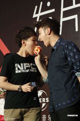 组图：潘玮柏北京发片会为粉丝削苹果