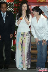 组图：徐若瑄为弟弟站台 白衣长裙文静优雅