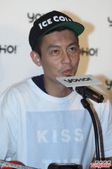 组图：陈冠希调皮客串当记者不亦乐乎