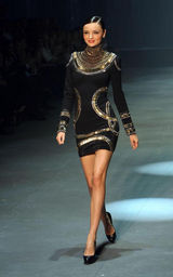 幻灯图集：布鲁姆女友米兰达性感新装秀