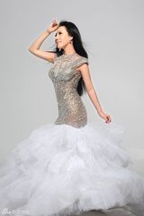 组图：丁晓红拍美人鱼写真变身悬崖上的金鱼姬