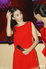 组图：陈思思将在香港开唱 张柏芝红装默契助阵