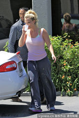 组图：布兰妮吊带T恤亮相 素颜出街步履匆匆