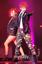 组图：Rain首尔开唱尺度大 与女伴舞秀喷血演出