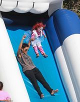 组图：哈莉-贝瑞女儿万圣节妆容诡异 雪白面庞恐怖