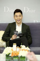 组图：李东学出席活动优雅帅气笑容迷人