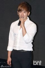 组图：神话李玟雨首尔庆生 同团兄弟同贺