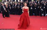 组图：名模戛纳助阵红毯 胸前别铁棍标新立异