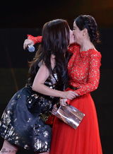 组图：赵薇金鸡获最佳导演处女作激吻经纬