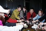 组图：朴施厚与《香气》剧组聚餐 亲切待粉丝
