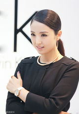 组图：董璇出席圣诞活动 束马尾秀美背清新干练