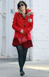 高清图：佐伊-丹斯切尔圣诞街拍红色外套搭短裙