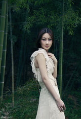 组图：林鹏演绎时尚中国风 展秀美恬静气质