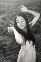 组图：章龄之写真曝光 舞动白裙变世外精灵