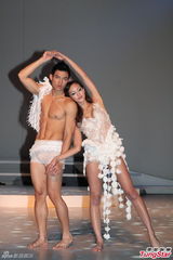 组图：女星JessicaC美胸压男伴脸 T型内裤露臀