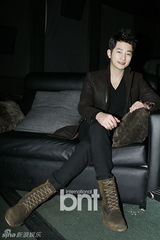 组图：朴施厚与粉丝共同收看《清潭洞》大结局