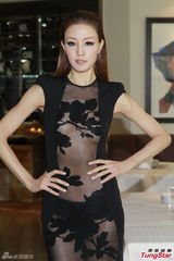 组图：香港藏毒嫩模走秀 爆乳中开拼蛇腰