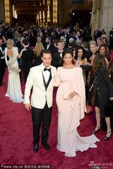 组图：马修-麦康纳妻子卡米拉现身奥斯卡红毯