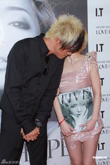 组图：滨崎步签写真集慈善义卖 绯闻男友默契相伴