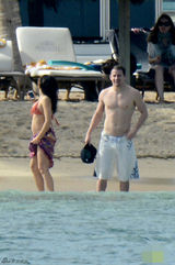 组图：钱宁-塔图姆赤膊戏水 孕妻比基尼挺大肚