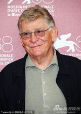 组图：《硬纸盒小镇》记者会 女主角光头造型抢眼