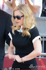 组图：《W.E》发布会 导演麦当娜现身霸气十足