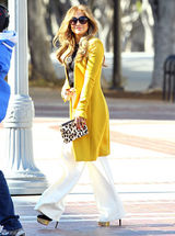 高清组图：詹妮弗-洛佩兹街拍黄色大衣搭配白裤