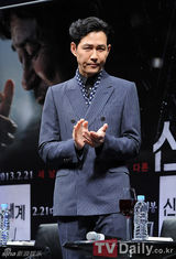 组图：崔岷植李政宰等出席《新世界》发布会