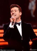 组图：罗宾-西克格莱美金曲连唱 兴奋起舞