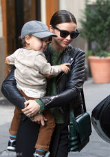 组图：超模米兰达-可儿外出 儿子弗林酷萌抢镜