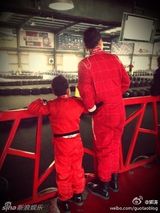 组图：郭涛带儿子石头赛车 体验速度快感