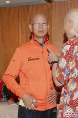 组图：罗家英否认因病暴瘦 与汪明荃恩爱蜜游