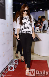 组图：少时Tiffany李玹雨等出席活动墨镜拉风