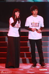 幻灯图：周慧敏与好友古巨基登台献艺 高歌祈福