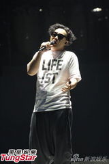 组图：陈奕迅开唱造型似黑山老妖 少说话多唱歌