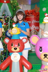 组图：Crayon Pop戴头盔现身握手会 大跳热舞