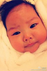 组图：朱茵出书秀爱女近照 一岁小千金接任女神