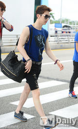 组图：2AM刘胜宇赴美参加《M COUNTDOWN》特辑