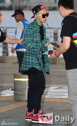 组图：BigBang成员GD与f(x)休闲装扮赴美