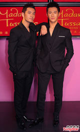 组图：黄晓明与自己蜡像合影 量身打造难辨真假