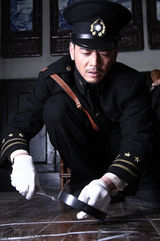 组图：《暗花》曝重口味剧照 赵柯身陷囹圄