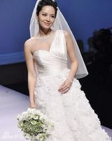 组图：郭羡妮穿钻石婚纱走秀 正式宣布今年结婚