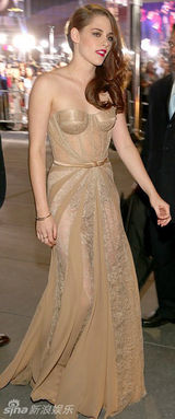 组图：《暮光4》洛杉矶首映 暮光情侣亲密亮相