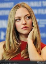 组图：《拉芙莱斯》记者会 阿曼达红裙迷人